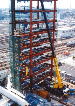 JR長野駅前の現本社ビル建設時の様子（平成6年竣工）